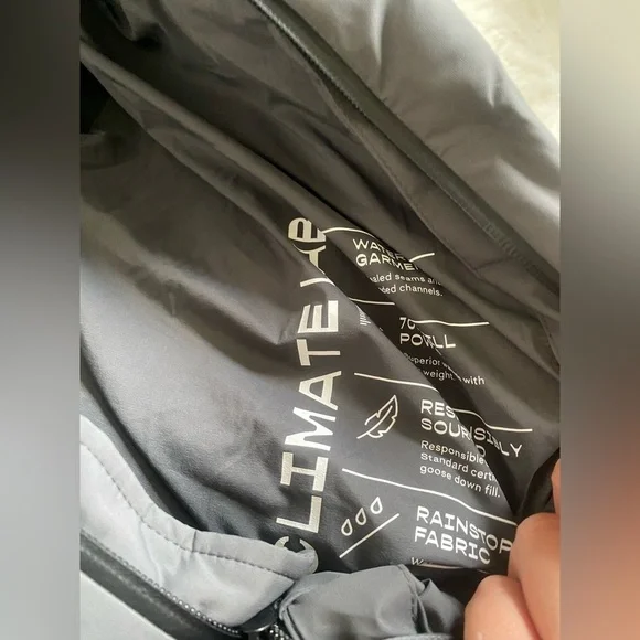 Aritzia TNA The Super Puff₂O™ Mid In Coal Grey - Picture 7 of 16